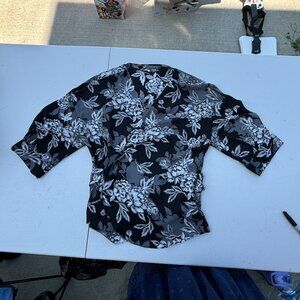 Suzi Shier Black and White Floral Blouse (Size: M)